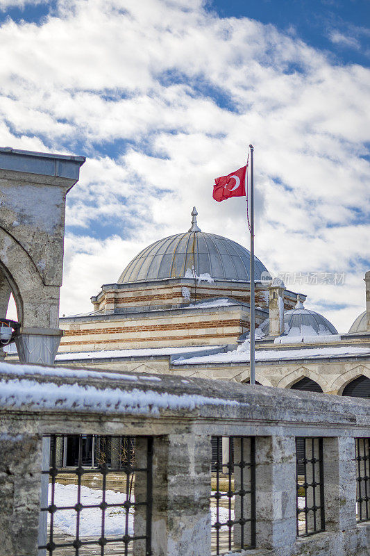 Şemsi Paşa被雪覆盖的清真寺Uskudar，美丽的清真寺Uskudar/İstanbul，土耳其